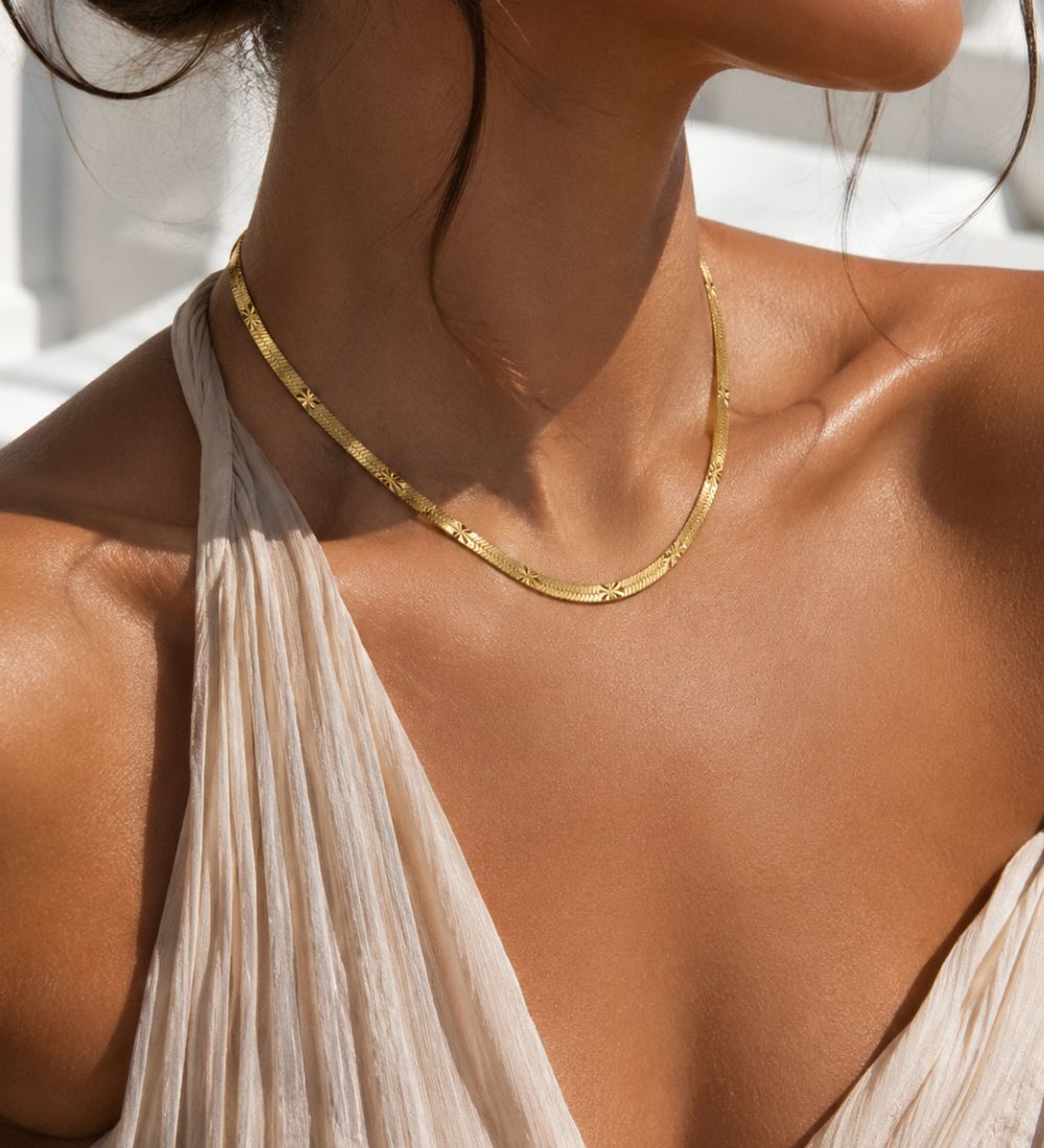 Kvinna som bär Rizo Vintage Snake Chain mot huden