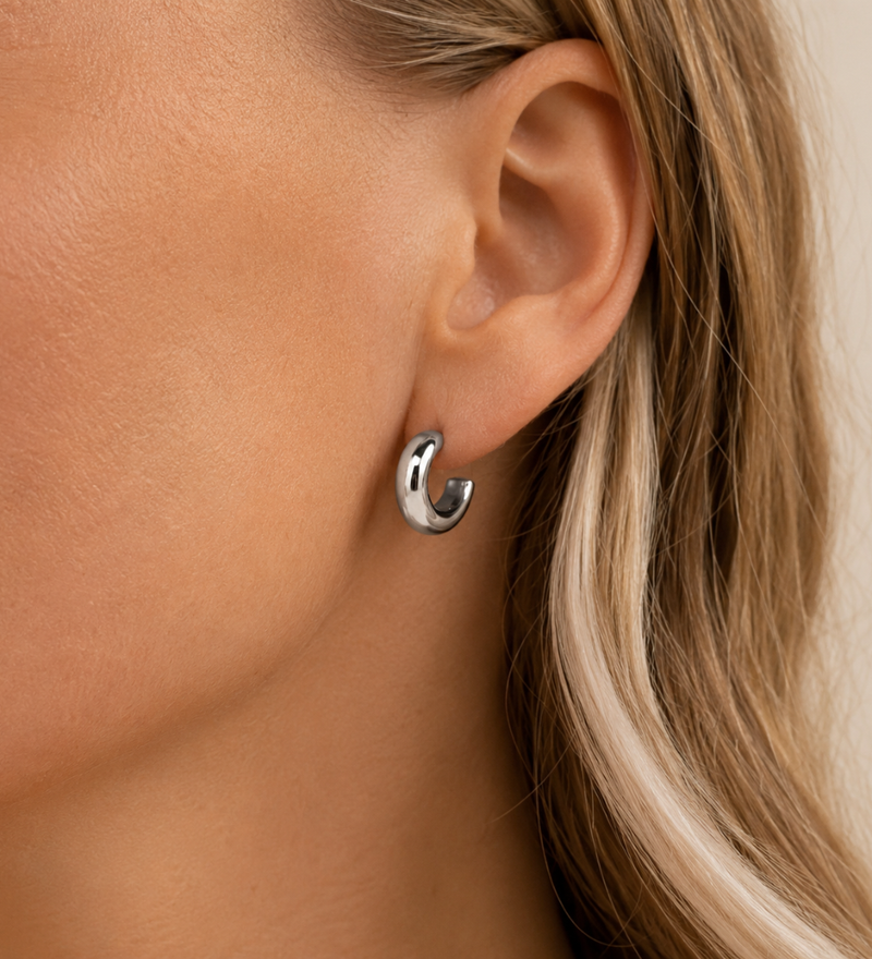 Öra med en blank silverfärgad hoop i 10 mm buren till en vardagslook.
