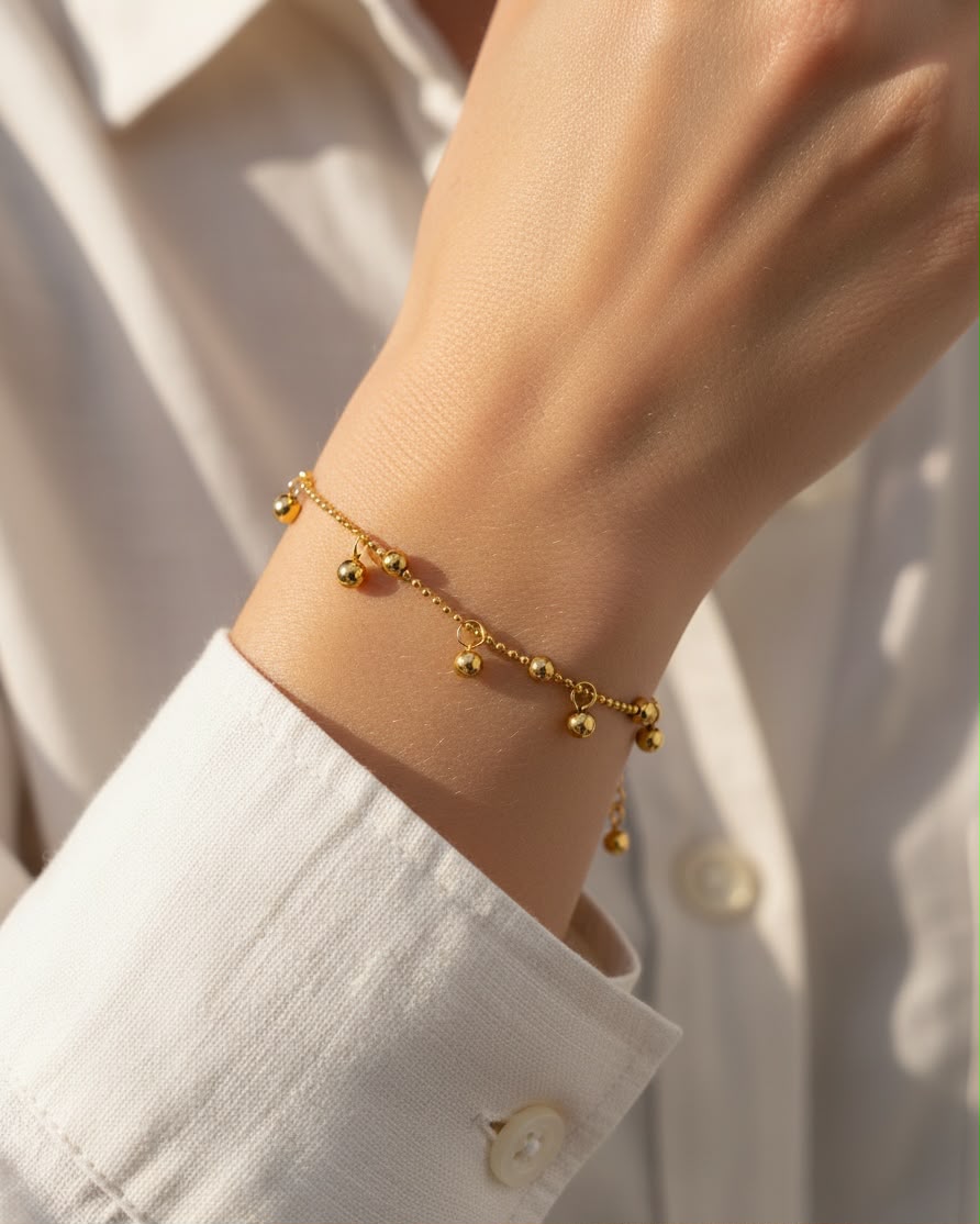 Kvinna som bär Rizo Dew Drops Bracelet på handleden