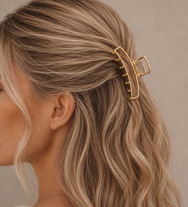 Kvinna med halvuppsättning och Rizo guldpläterade Hair Claw