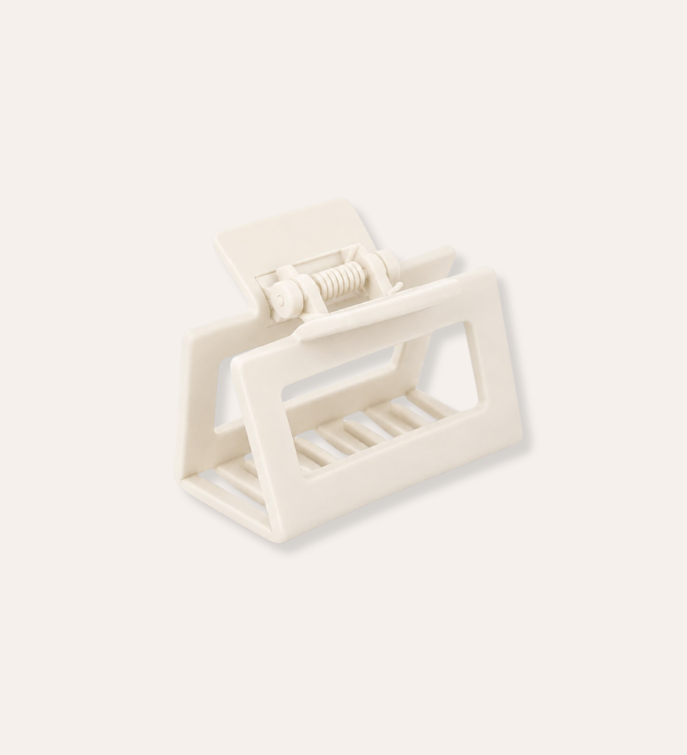 Liten hårklämma i creme med matt finish och minimalistisk design.
