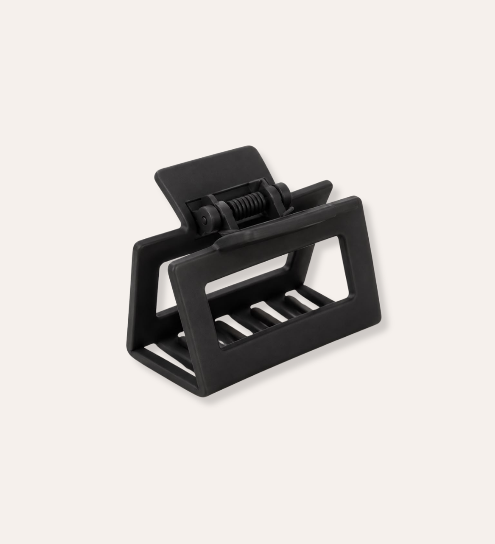 Liten hårklämma i svart med matt finish och minimalistisk design.