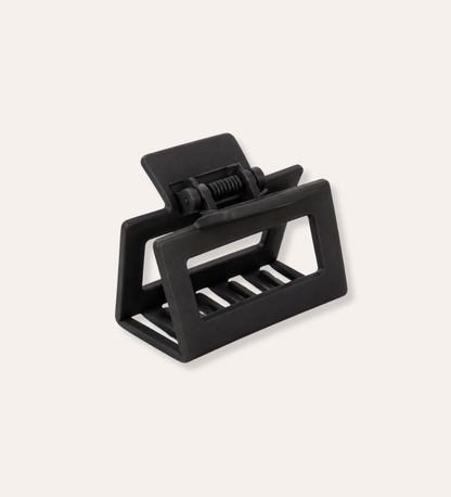 Liten hårklämma i svart med matt finish och minimalistisk design.