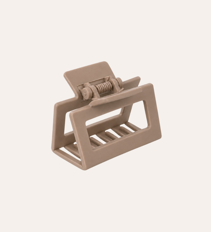Liten hårklämma i taupe med matt finish och minimalistisk design.