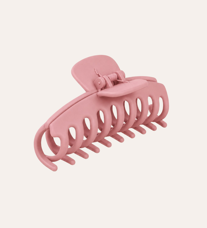 Stor hårklämma i rosa med matt finish och piggar på insidan för stadigt grepp.