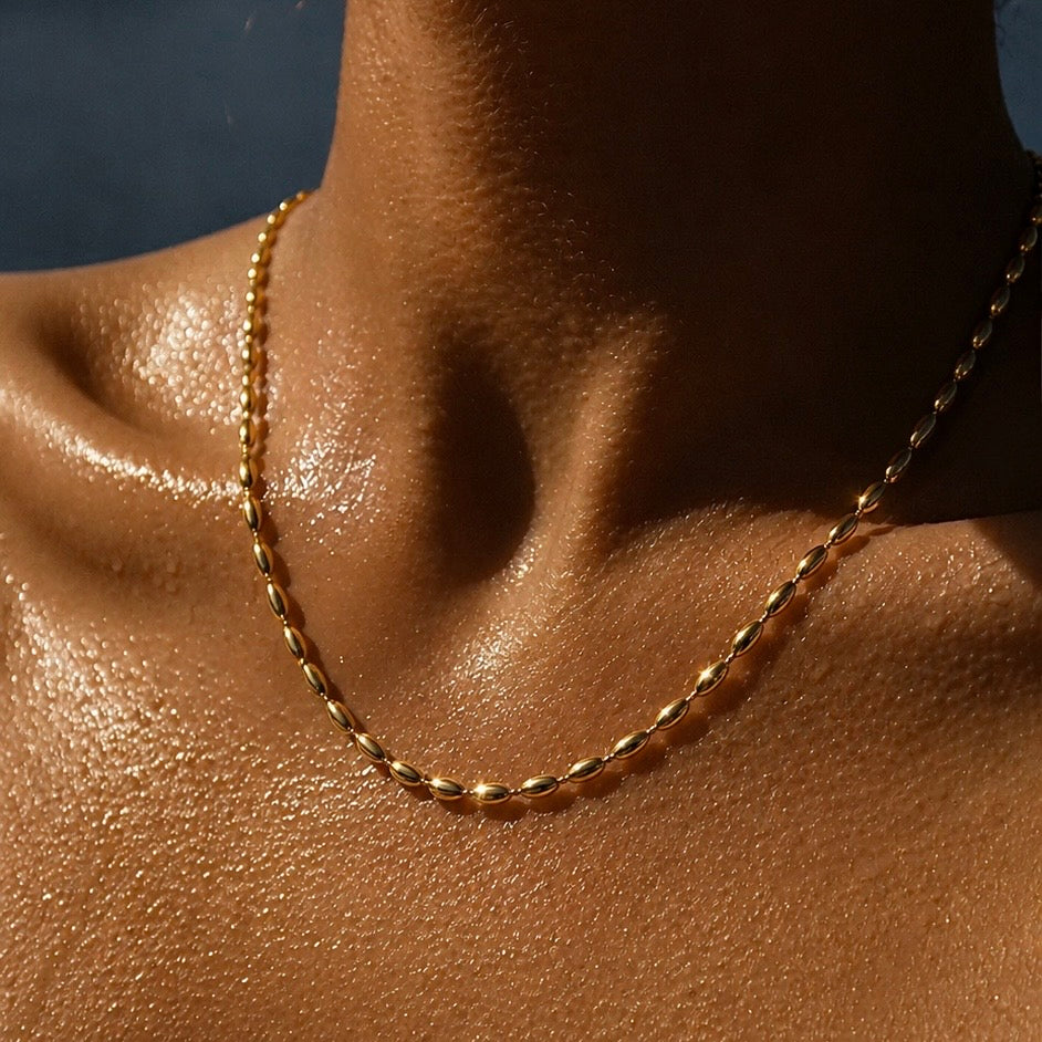 Kvinna som bär Rizo Lumi Bead Necklace mot huden