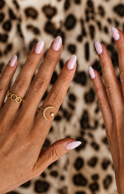 Rizo Månring på handen, stilren look med flera ringar