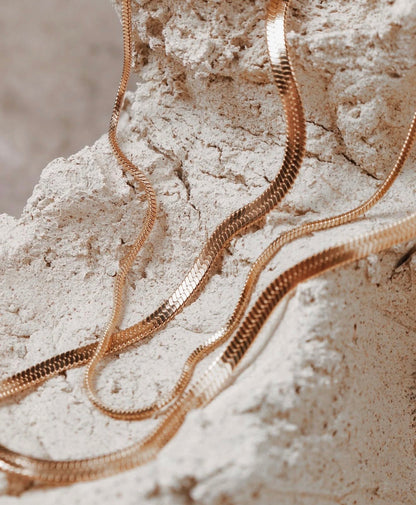 Rizo Snake Chain Original i guldbeläggning, närbild på den mjuka kedjan